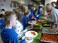 Jam, Marmite, Sausages, eggs and toast with marmelade wurden von den Kindern am Endlishday mit Freude probiert.