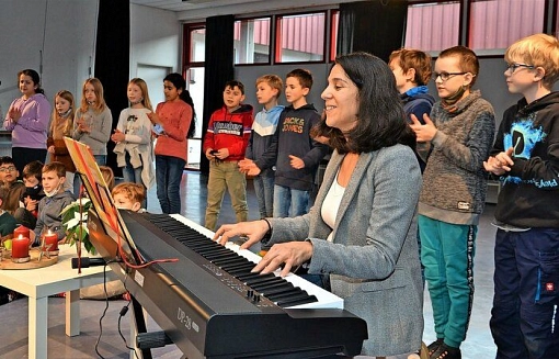 Grundschule Bredenbeck - ein Klavier DANKE Avacon © HAZ